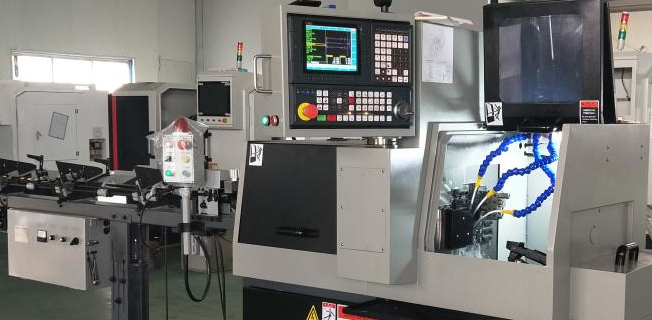 Torno CNC Swiss-type Tsugami 205 en operación
