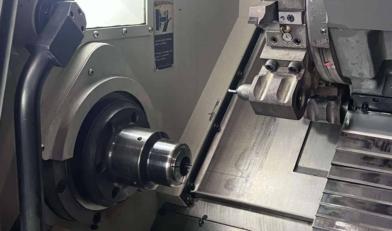 Torno CNC KIA SKT 21 en planta metalúrgica